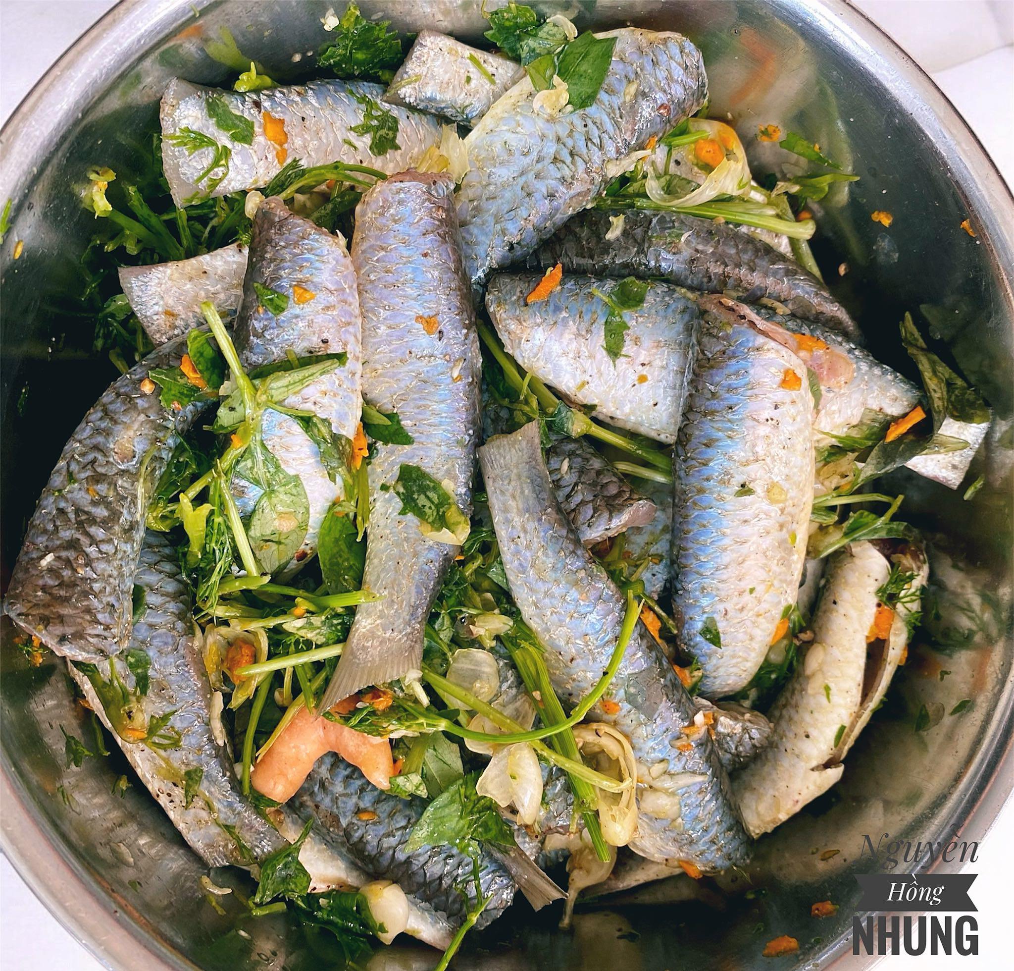 Cá đối trứng mổ sạch, cạo bỏ phần màng đen trong bụng. Ướp 2kg cá với 4 muỗng nước mắm, 2 thìa cà phê hạt nêm, 2 muỗng dầu hào, 2 thìa cà phê hạt tiêu, 2 thìa cà phê bột ngọt.