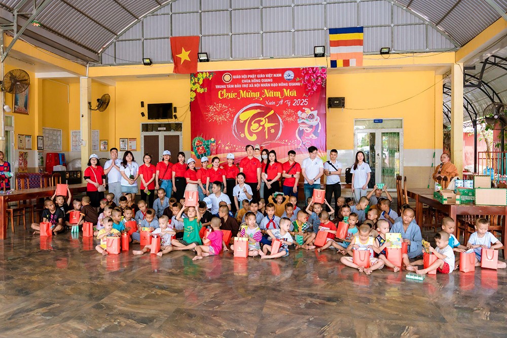 Chương trình “Trao yêu thương, gửi nụ cười” tại Mái ấm Hồng Quang