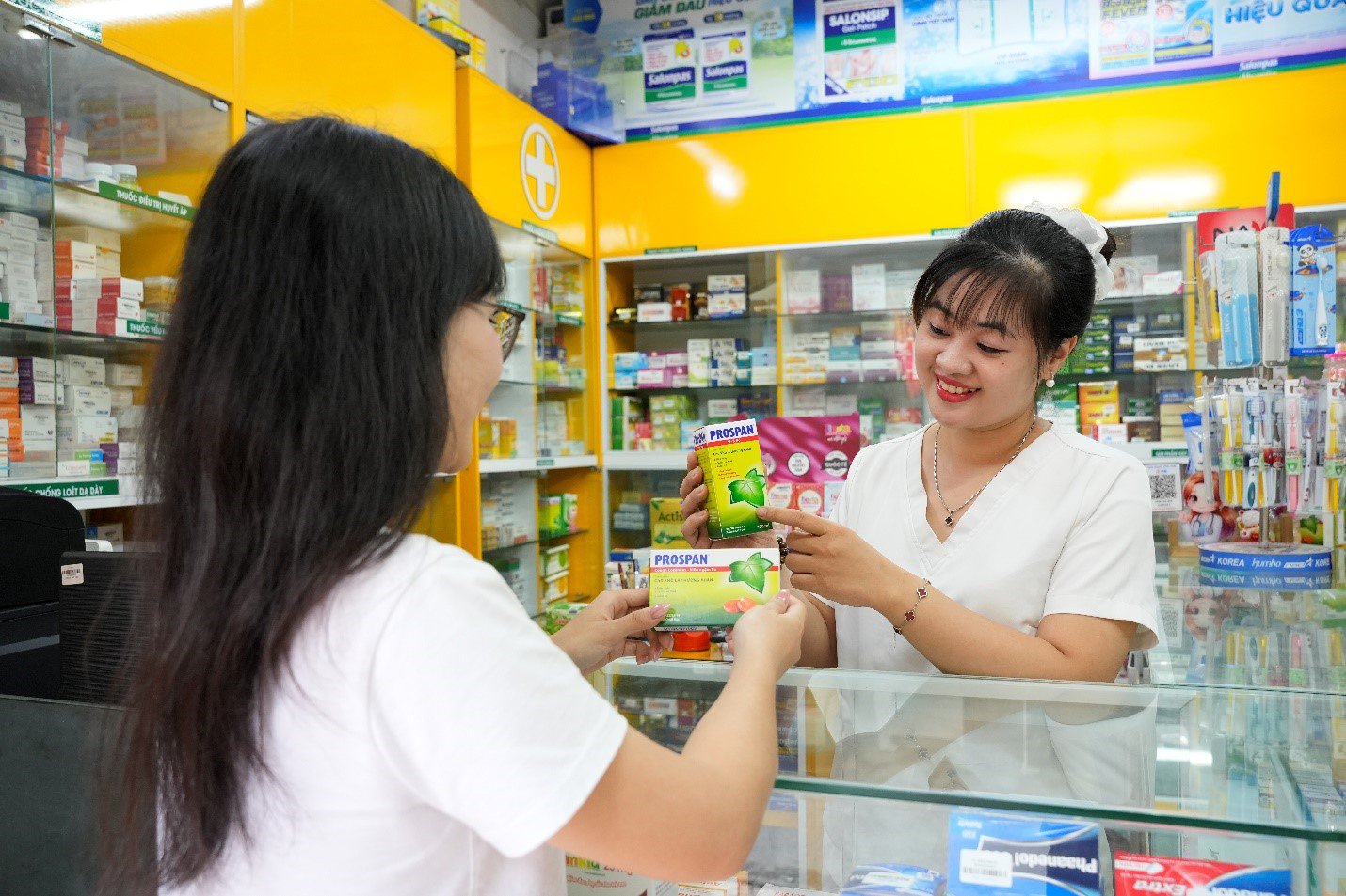Người tiêu dùng nên mua thuốc ho tại các nhà thuốc uy tín để được dược sĩ tư vấn kỹ lưỡng