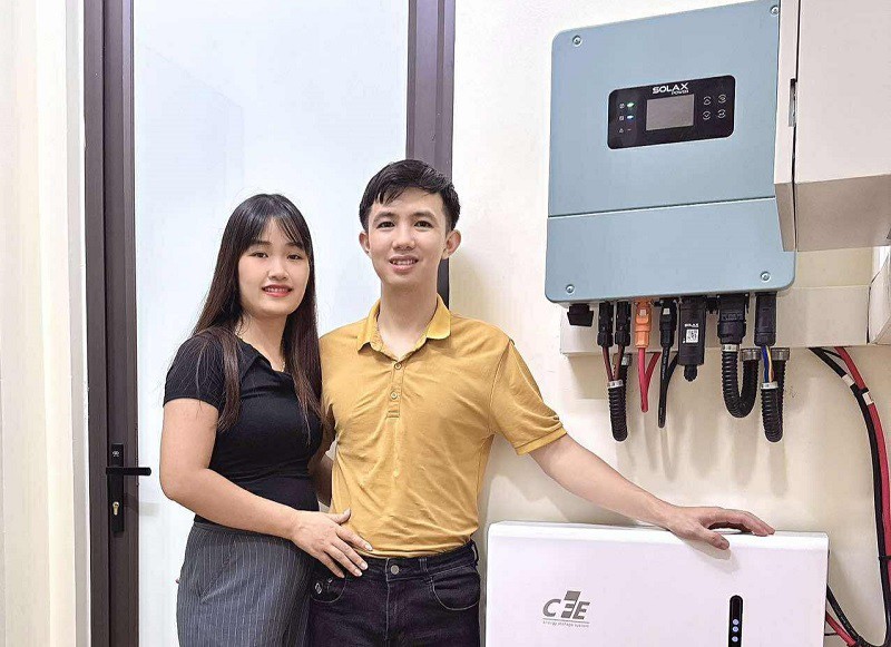 Vợ chồng chị Hoà cảm thấy lắp điện mặt trời là quyết định rất đúng đắn, sử dụng nguồn năng lượng sạch thoải mái, không lo hoá đơn tiền điện mỗi tháng.