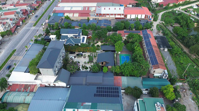 Ngày càng nhiều gia đình, doanh nghiệp, trường học sử dụng điện mặt trời. (Ảnh: Nam Ka)