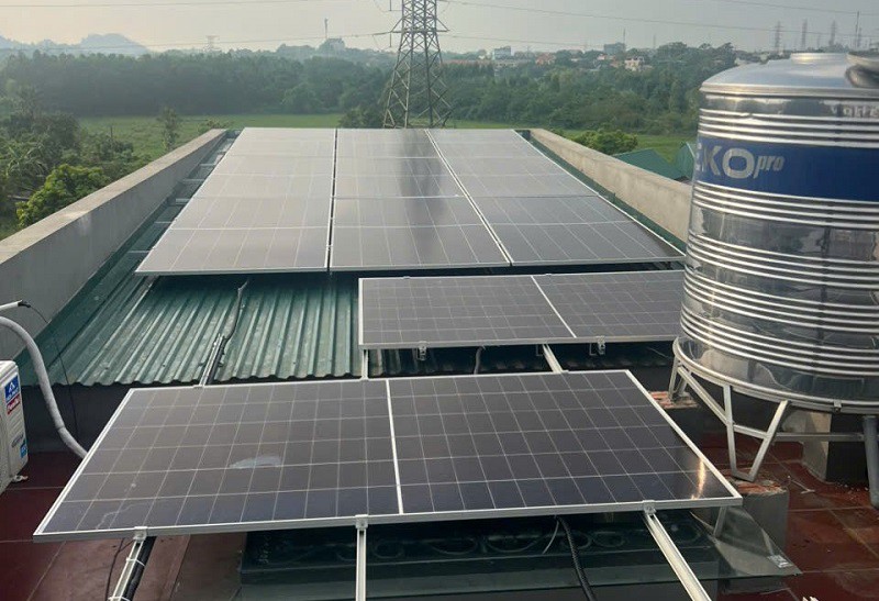 Trên diện tích mái nhà rộng 85m2, vợ chồng chị Hoà lắp hệ thống điện mặt trời gồm 15 tấm pin. (Ảnh: NVCC)