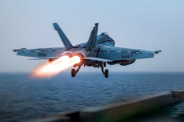 Một chiến đấu cơ F/A-18F Super Hornet rời tàu sân bay Mỹ. Ảnh: Getty
