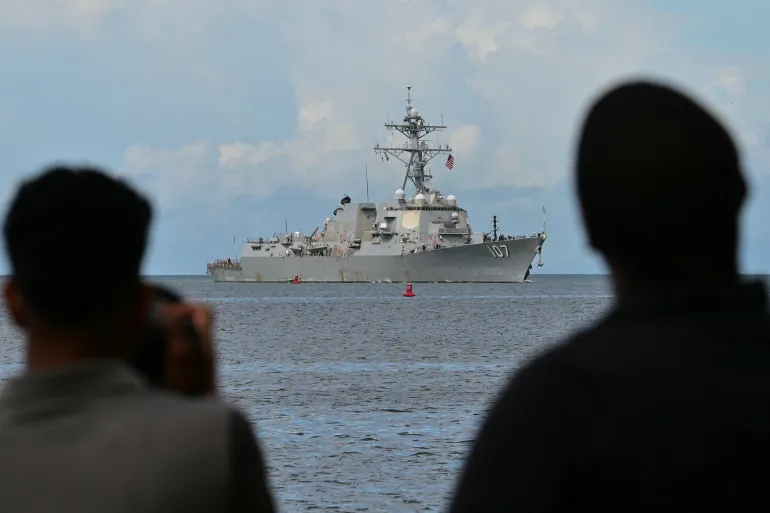 Tàu khu trục USS Gravely của hải quân Mỹ cập cảng Trinidad và Tobago hôm 26/10. Ảnh: AFP.