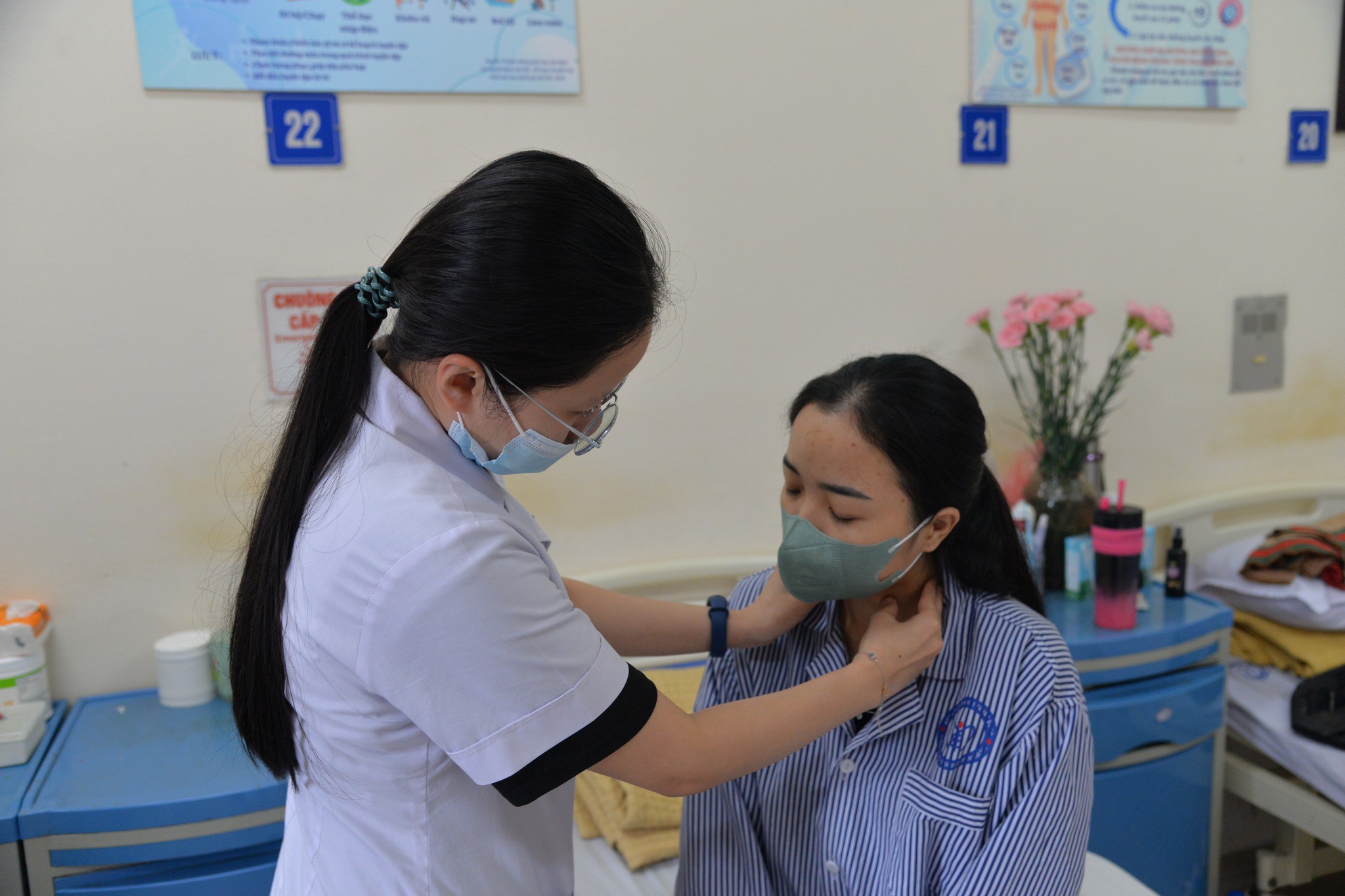 Bác sĩ thăm khám cho cô gái mắc bệnh hiếm gặp. 