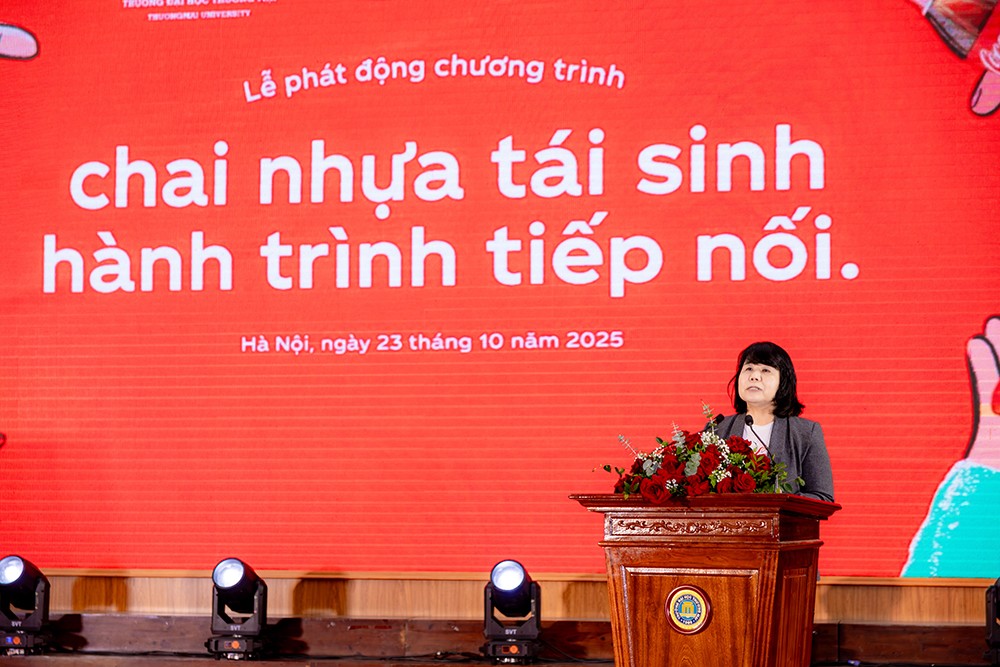 Bà Bùi Đặng Duyên Mai - Giám đốc Đối ngoại và Phát triển Bền vững, Coca-Cola Việt Nam và Cam-pu-chia chia sẻ tại buổi lễ phát động.