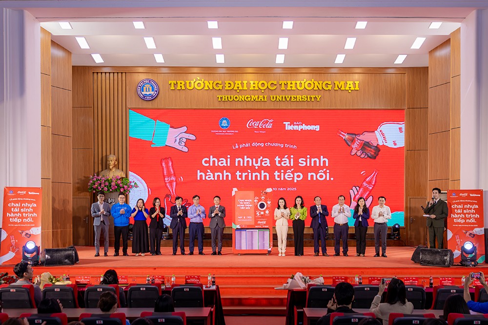 Lễ phát động chương trình “Chai nhựa tái sinh, hành trình tiếp nối” diễn ra tại trường Đại học Thương Mại, Hà Nội.
