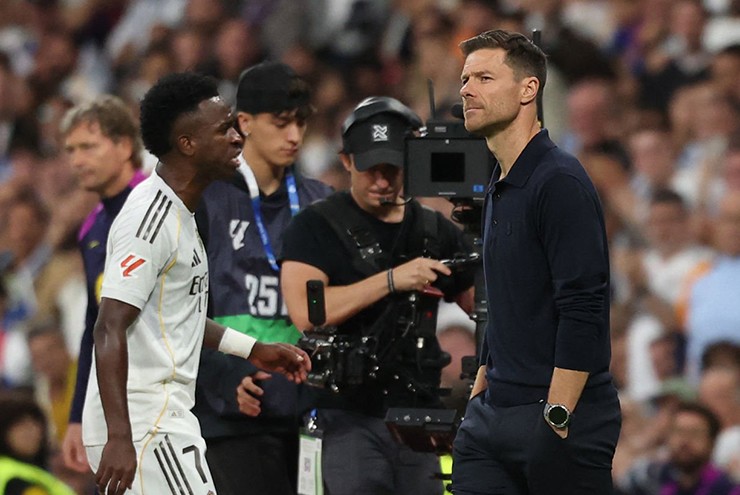 Vinicius tỏ rõ sự tức giận khi bị HLV Alonso thay ra trong hiệp hai và đi thẳng vào đường hầm