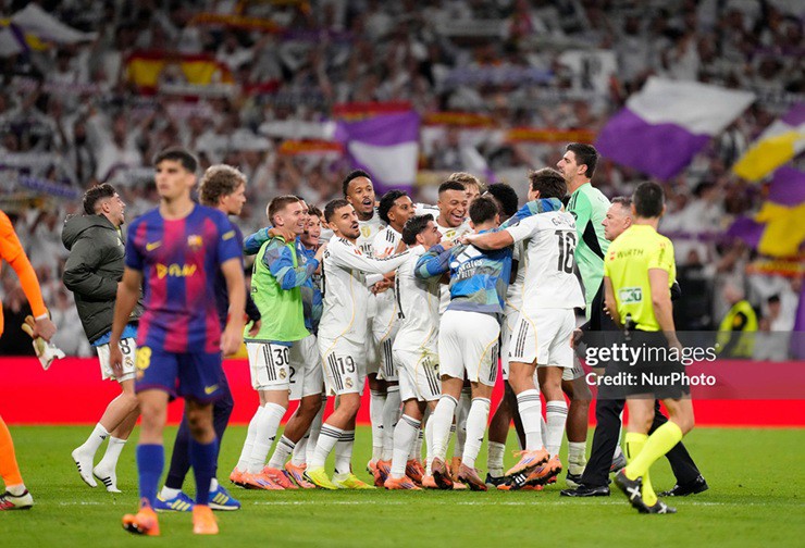Các cầu thủ Real Madrid ăn mừng chiến thắng trước Barcelona