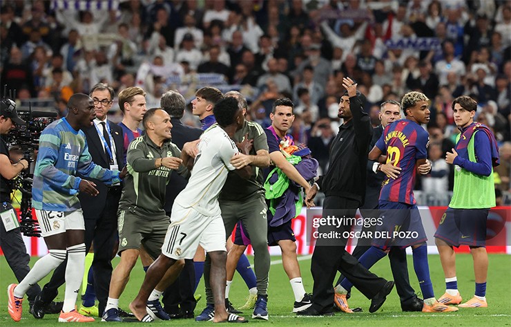 Cầu thủ Real Madrid và Barcelona ẩu đả dữ dội