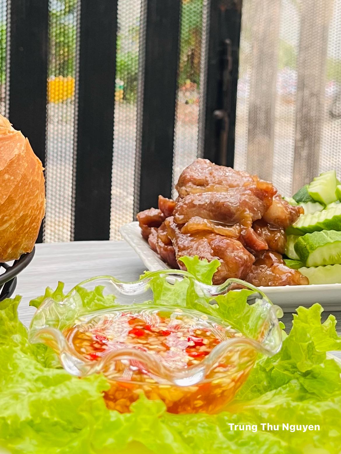 Thịt ăn kèm nước mắm chua ngọt rất hợp vị.