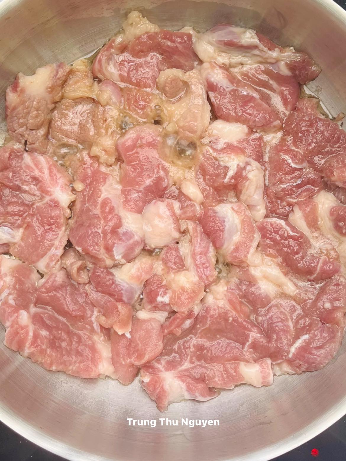 Làm nóng chảo, thêm dầu ăn rồi lần lượt cho thịt vào rim. Khi xém cạnh thì lật mặt thịt.