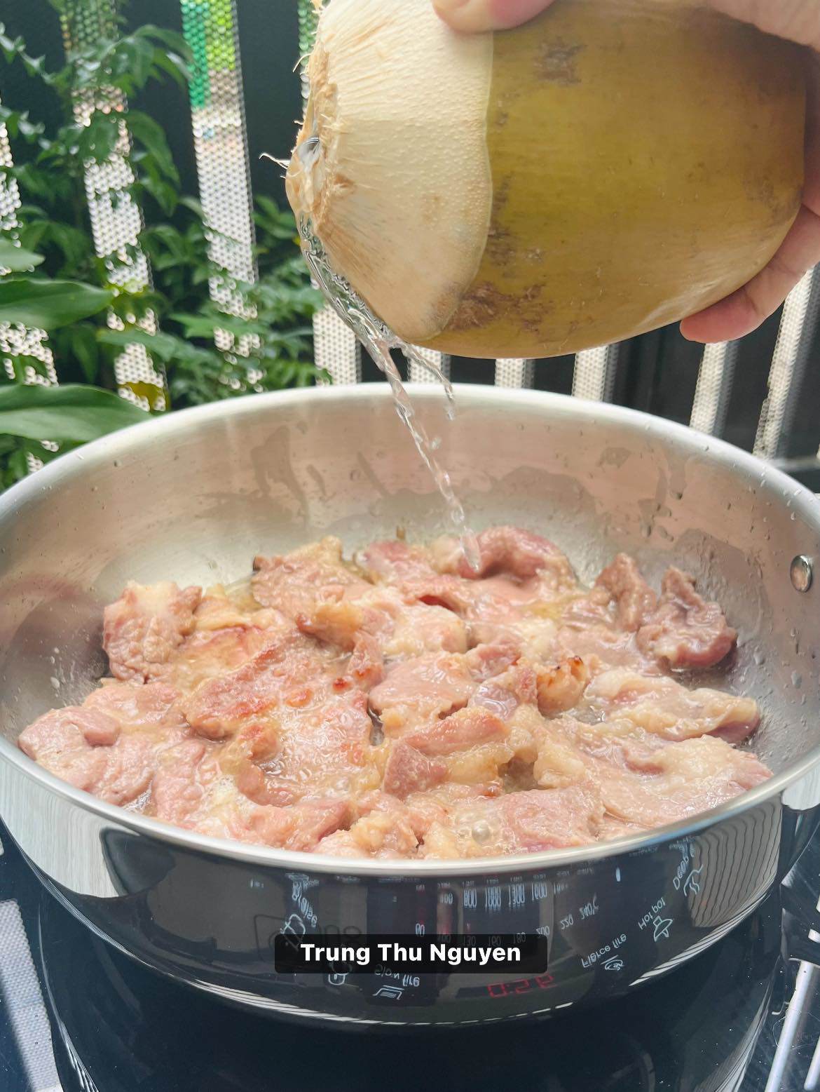 Thêm nước của 1 quả dừa vào đun.
