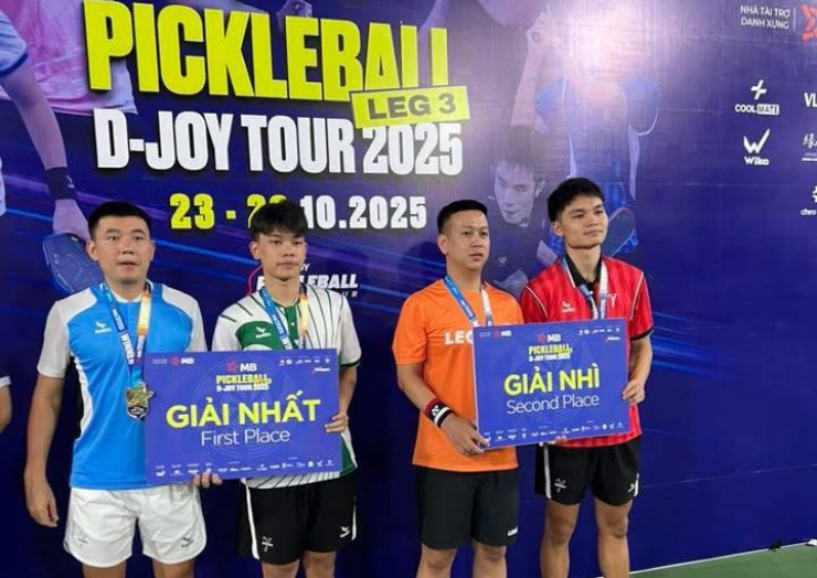 Triệu "cầu lông" (áo cam) cùng Linh Giang nhận giải nhì, Lý Hoàng Nam - Xuân Đức giành giải nhất