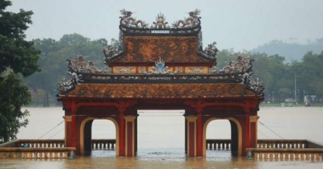 Lũ bủa vây đô thị Huế