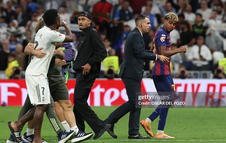 Vinicius cố gắng tiến đến gây hấn với Yamal khi ngôi sao trẻ của Barcelona được lực lượng an ninh hộ tống rời sân