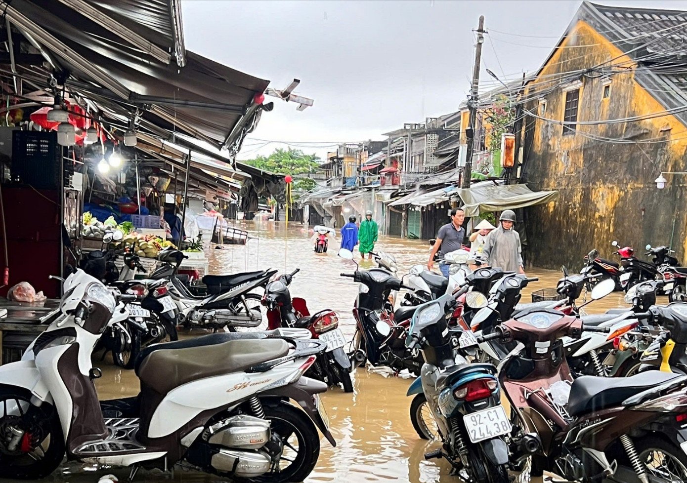 Du khách 'chạy lũ' ở phố cổ Hội An - 11