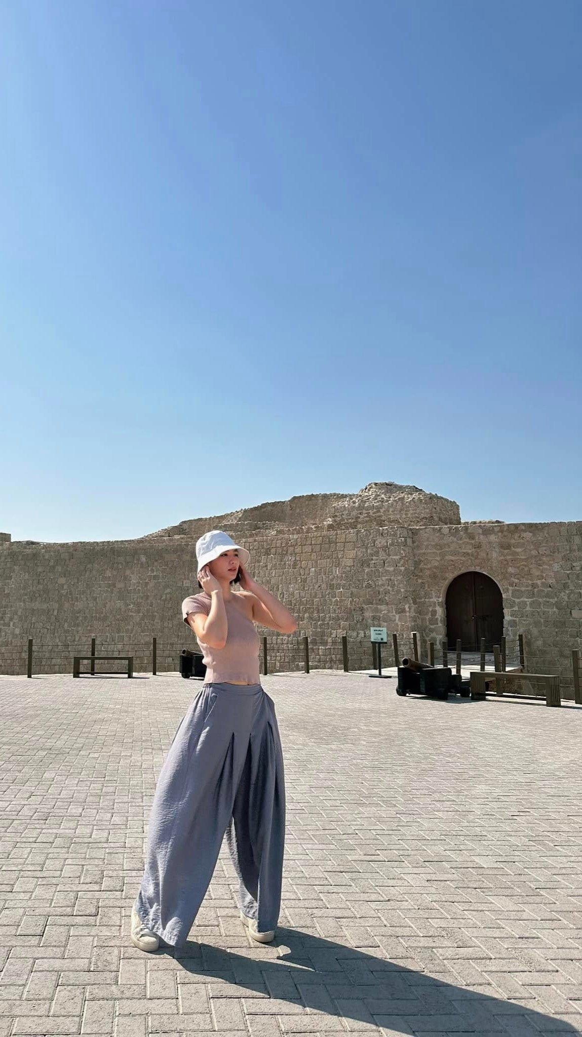 Chị Trang tại quốc gia Trung Đông Bahrain. Ảnh: NVCC