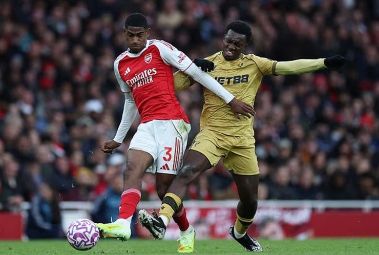 Mosquera tiếp tục thể hiện phong độ chắc chắn sau khi được tung vào sân thay cho Saliba