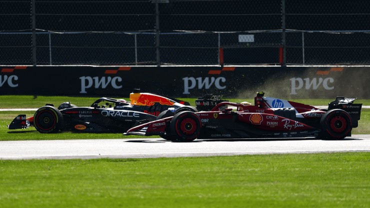 Hamilton nhận án phạt sau cuộc đụng độ với Verstappen