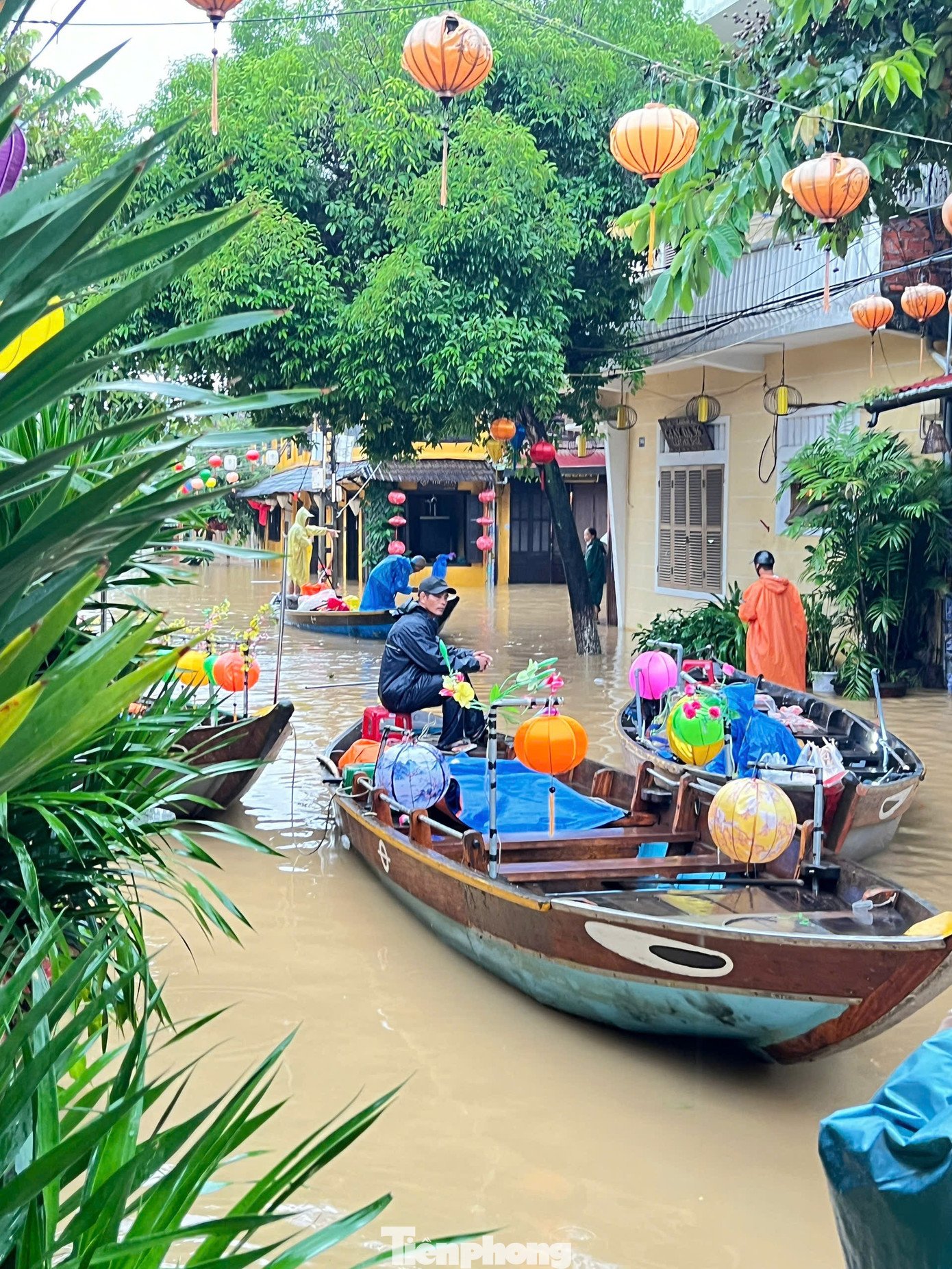 Du khách 'chạy lũ' ở phố cổ Hội An - 4