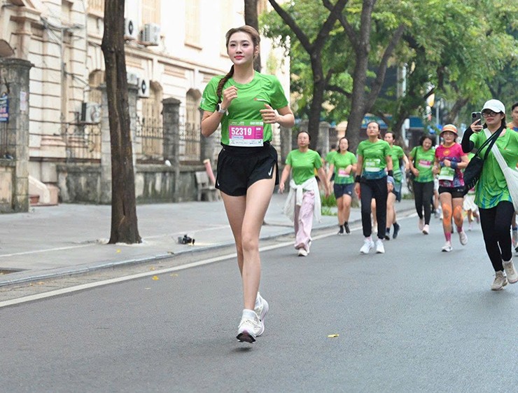 Phương Linh rạng ngời trên đường chạy