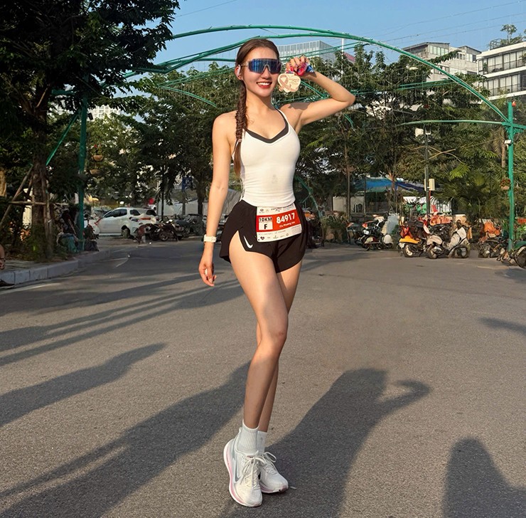 Nữ HLV fitness có vóc dáng nóng bỏng cùng vòng ba 98 cm