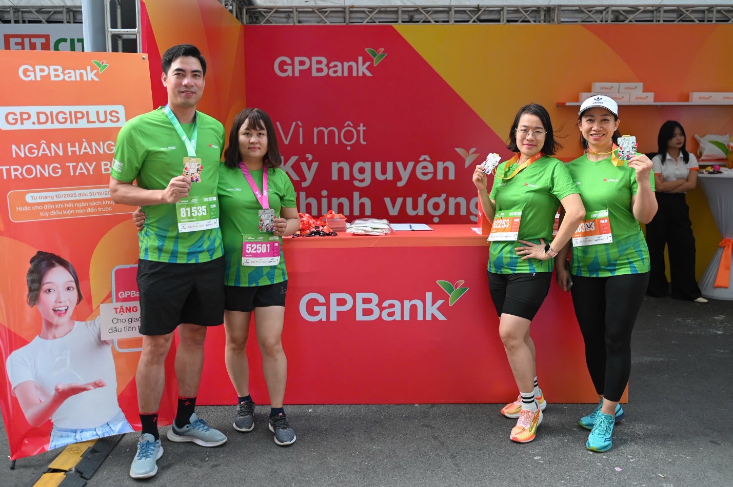 Các runner GPBank tự hào khoe huy chương VPIM 2025