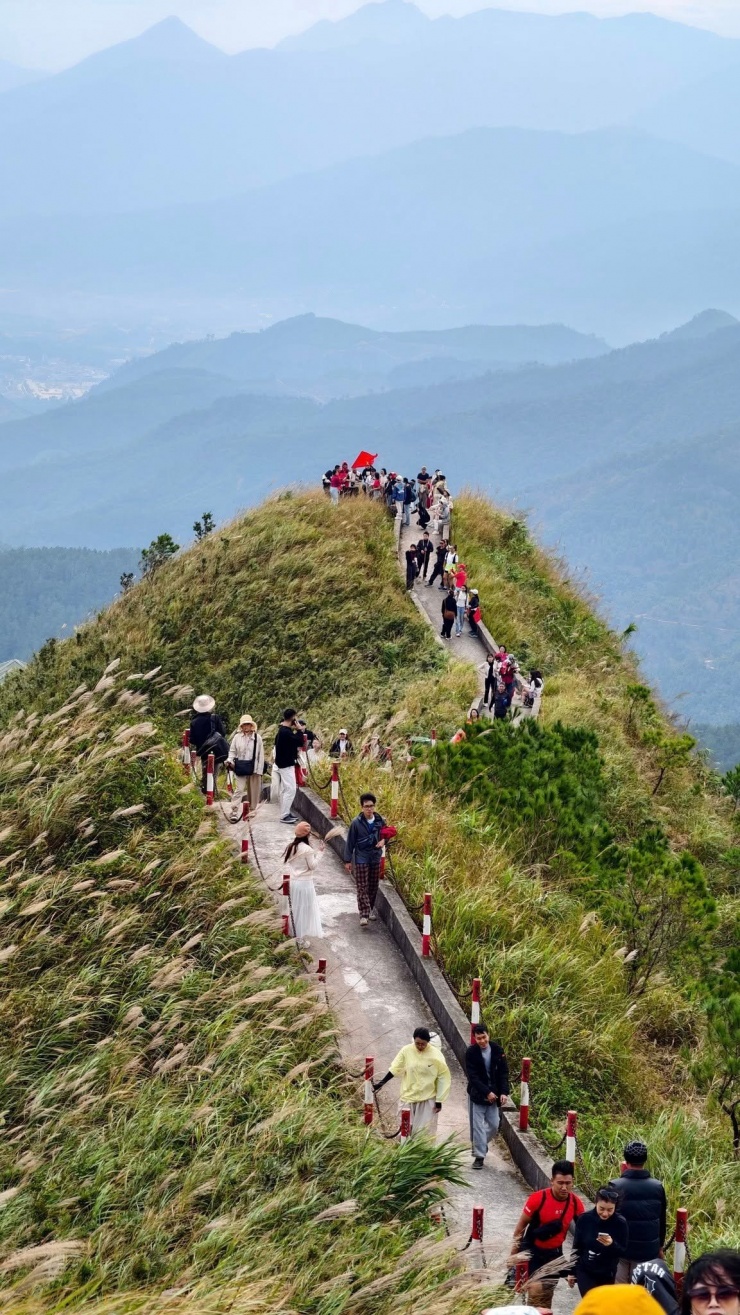 Cách Hà Nội khoảng 270km, Bình Liêu nằm ở phía Đông Bắc tỉnh Quảng Ninh, nổi tiếng với phong cảnh hùng vĩ, khí hậu trong lành và những cung đường biên giới uốn lượn quanh sườn núi. Ảnh Hoàng Cường