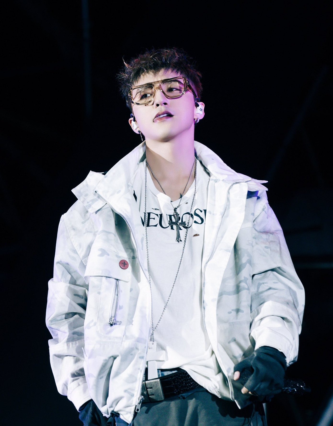 Người hâm mộ ca sĩ Soobin (trái) và Sơn Tùng kêu gọi đem theo lightstick đến sự kiện cổ vũ thần tượng sau tranh cãi.
