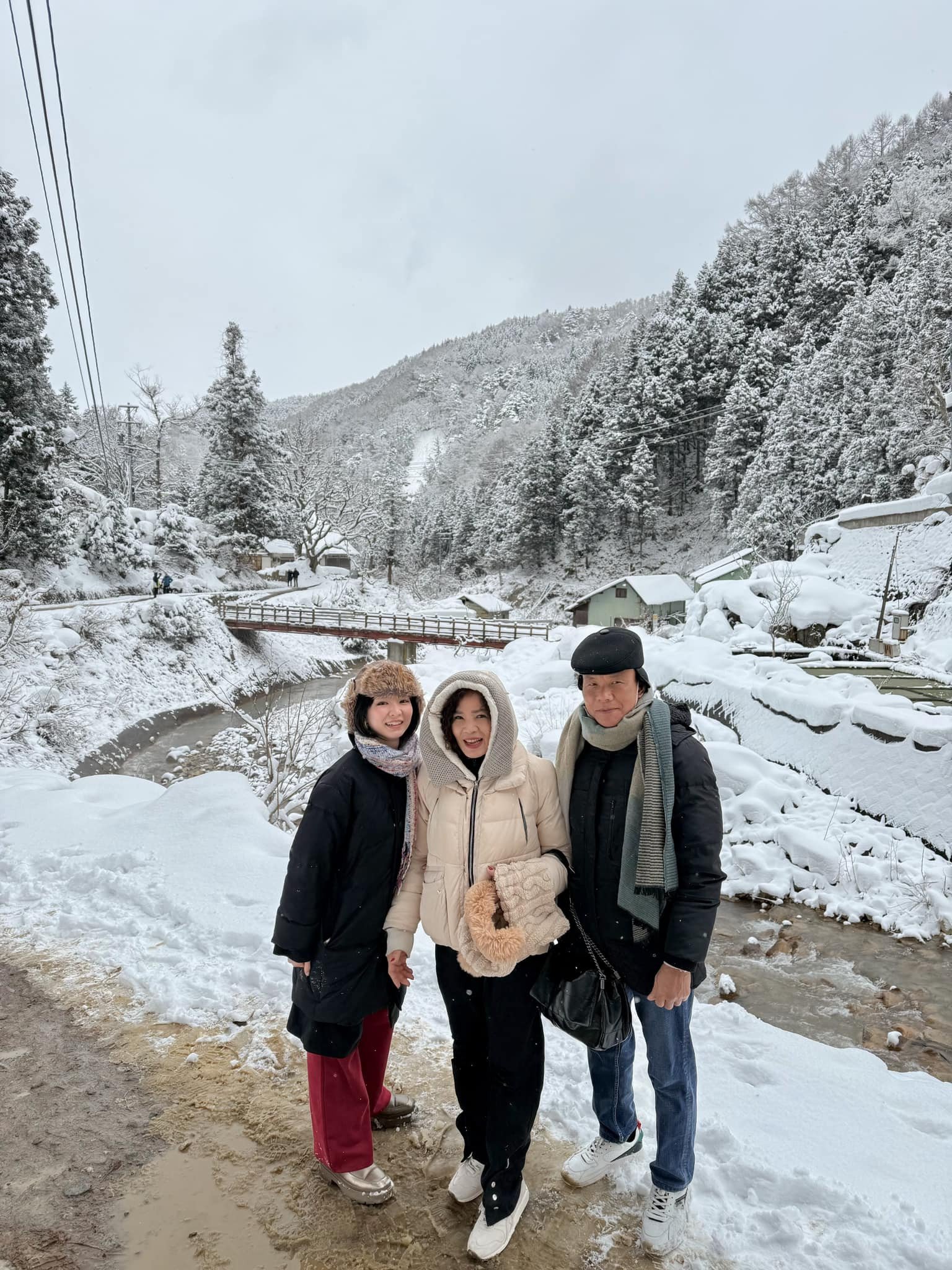 Chị Trang cùng bố mẹ trong chuyến đi Nhật Bản (ảnh trái) và châu Âu (ảnh phải). Ảnh: NVCC