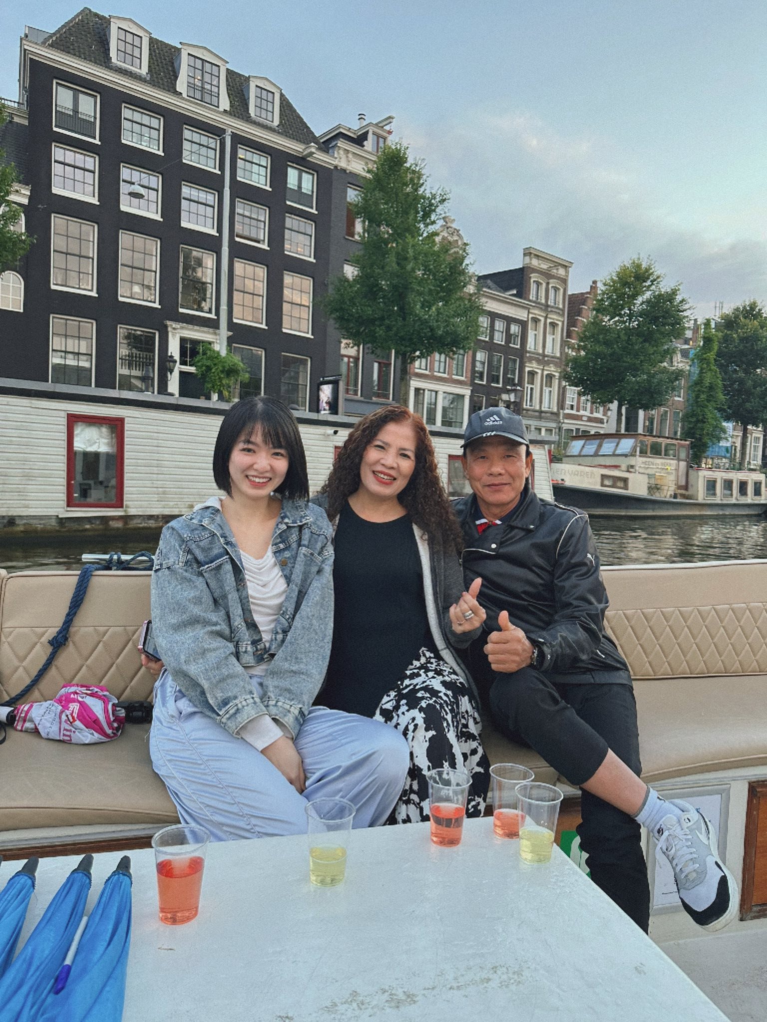 Chị Trang cùng bố mẹ trong chuyến đi Nhật Bản (ảnh trái) và châu Âu (ảnh phải). Ảnh: NVCC