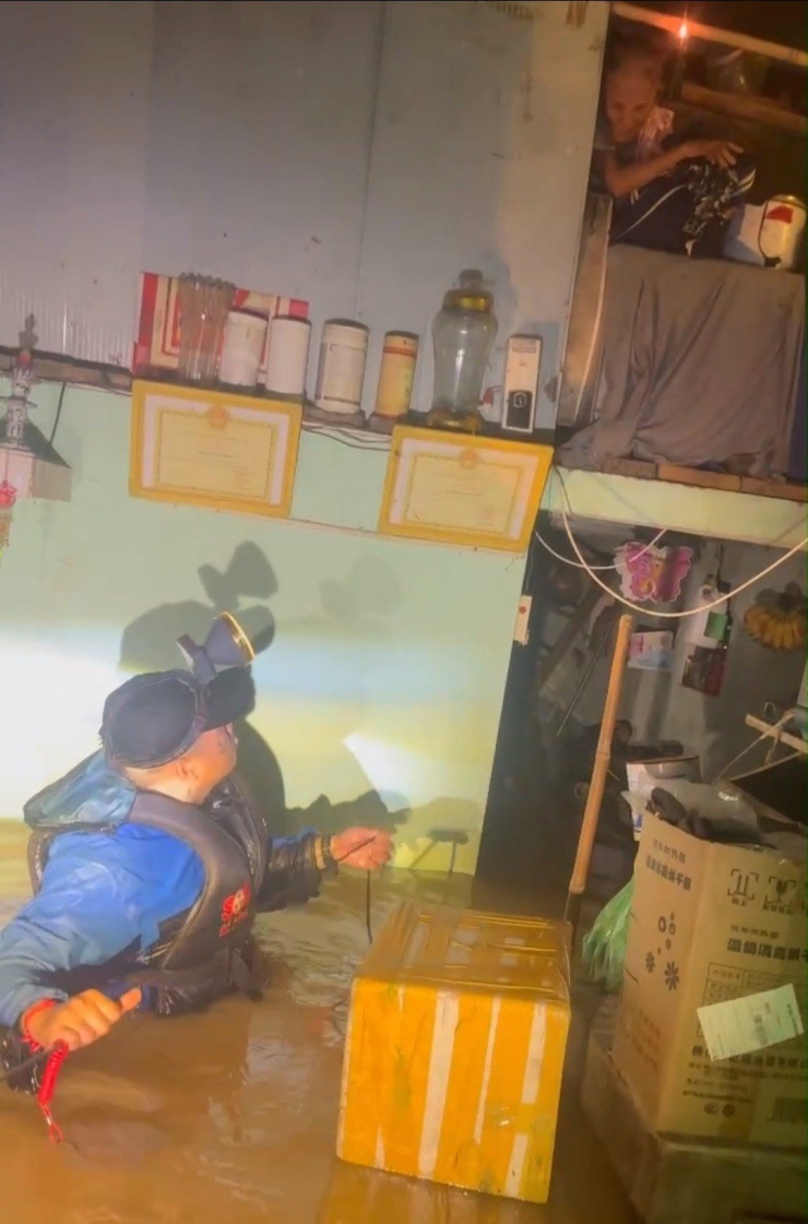 Đội SOS Đà Nẵng tiếp cận ngôi nhà đã nhập hơn 1 mét, cụ già phải leo lên gác tránh lũ.