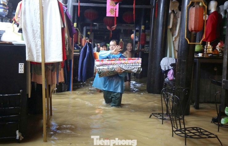 Đến tối 27/10, tại Hội An nước lũ vẫn dâng cao, tràn vào nhà dân. Dù đã quen cảnh sống chung với lũ, người dân Hội An vẫn không chủ quan lơ là, túc trực sẵn sàng ứng phó lũ lớn