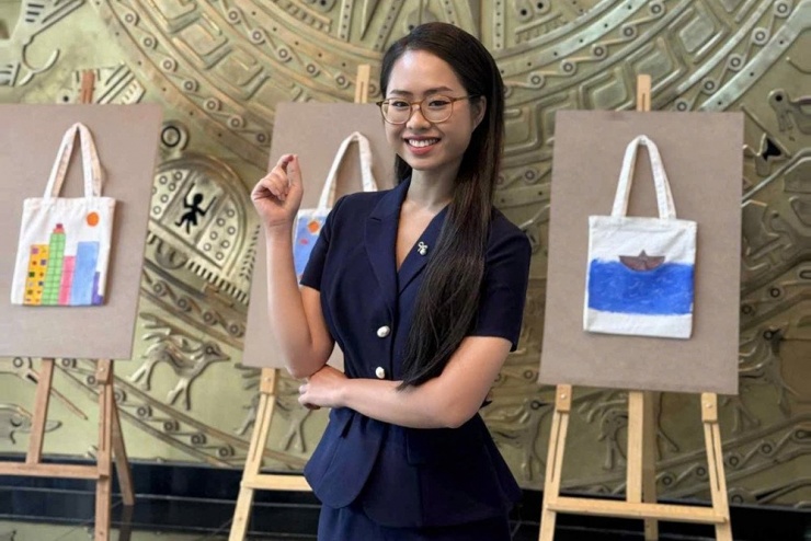 Mỗi sáng Thu Uyên nghe podcast CNN, BBC để luyện giọng của người bản xứ. 