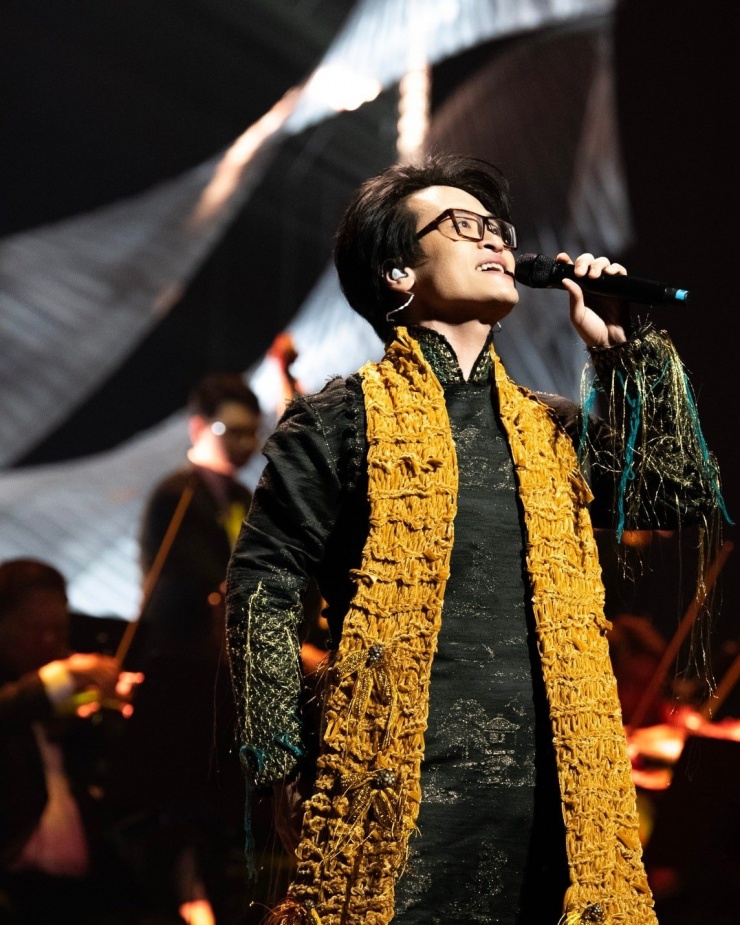 Hà Anh Tuấn vừa tổ chức đêm nhạc riêng tại nhà hát nổi tiếng Dolby Theatre (Mỹ), một thành tích rất đáng tự hào với ca sĩ Việt Nam. Thế nhưng mọi sự chú ý của khán giả không phải việc Hà Anh Tuấn trình diễn như thế nào, concert thành công ra sao mà chỉ tập trung vào một bộ trang phục mà nam ca sĩ đã mặc.