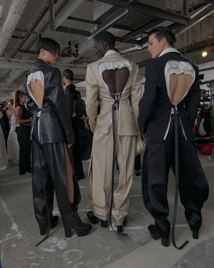 Hà Anh Tuấn chọn mặc đồ của NTK người Mỹ gốc Việt Peter Đỗ, nổi tiếng với những bộ vest có phần lưng được cắt khoét rất độc đáo. Khi nhìn người mẫu mặc, netizen đều tấm tắc khen thiết kế táo bạo nhưng đến lúc Hà Anh Tuấn xuất hiện trên sân khấu, khán giả đều sửng sốt ngỡ ngàng vì quá bất ổn.