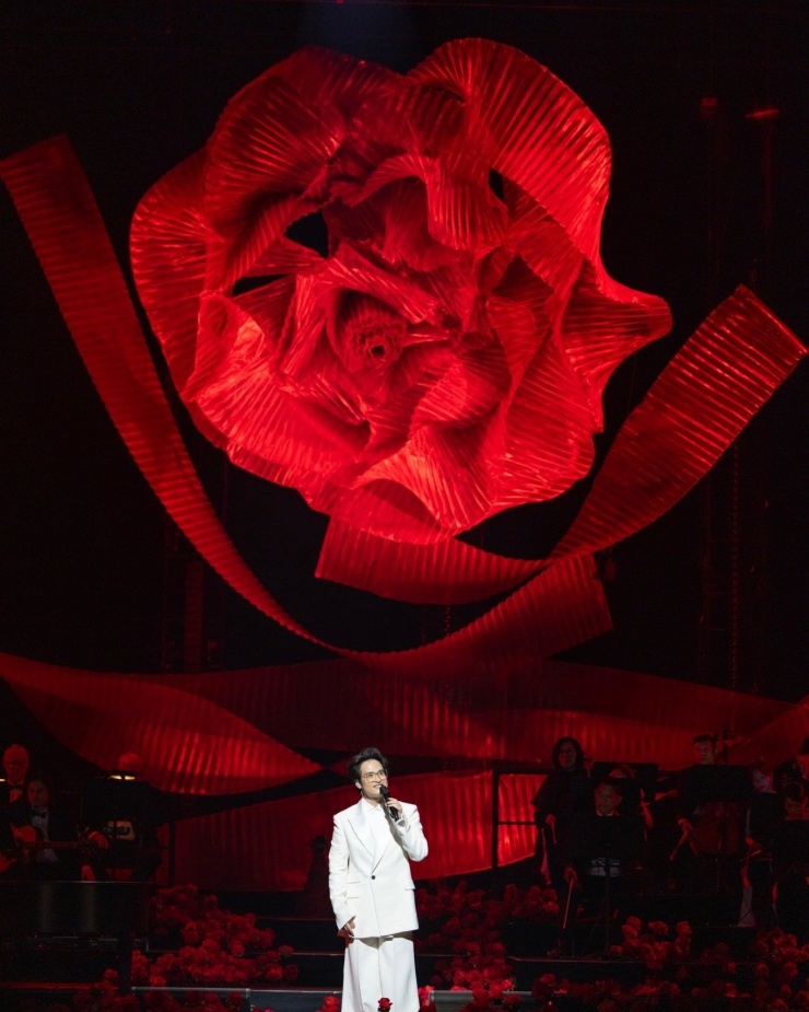 Trước vô số bình luận của cư dân mạng, Hà Anh Tuấn không phản hồi gì về loạt ảnh gây xôn xao. Trên trang cá nhân, nam ca sĩ chỉ chia sẻ về hạnh phúc, tự hào khi tổ chức đêm diễn thành công.