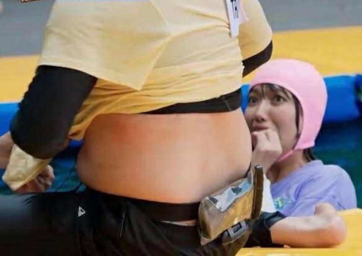 Còn Trấn Thành cũng liên tục bị lộ thân hình tròn trịa trong chương trình Running Man. Các trò chơi vận động đã khiến Trấn Thành không thể che được điều mà anh muốn giấu bấy lâu nay. Thậm chí netizen còn thích thú với khoảnh khắc Diệu Nhi mắt tròn mắt dẹt phát hiện ra chiếc bụng mỡ của đàn anh.