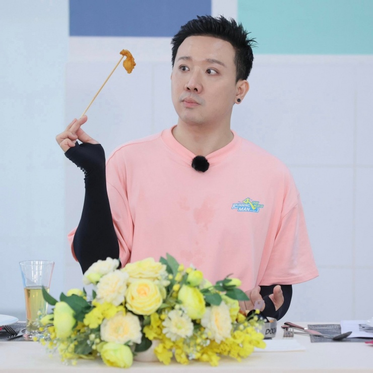 Đây không phải lần đầu tiên Trấn Thành bị lộ vóc dáng thật, và lần nào nam MC cũng chọn cách tự bóc phốt chính mình, biến câu chuyện tưởng nặng nề lại trở nên nhẹ nhàng hài hước.