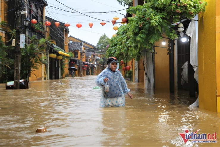 Mưa lớn và lũ lên khiến khu vực phố cổ Hội An mênh mông nước. Ảnh: Hà Nam 