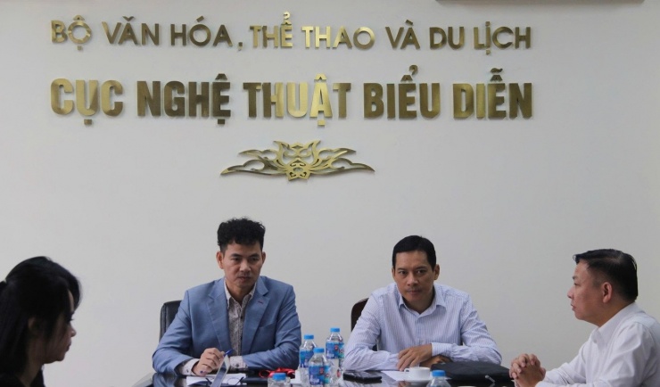 Lãnh đạo các đơn vị thuộc Bộ VHTT&DL làm việc về tình trạng nghệ sĩ biểu diễn phản cảm, lệch chuẩn. Ảnh: NGUYÊN KHÁNH