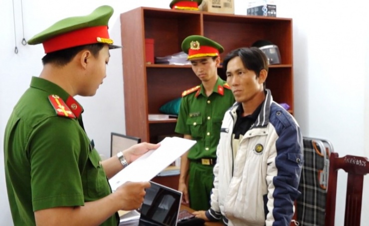 Công bố quyết định khởi tố bị can và lệnh bắt tạm giam đối với Phạm Văn Mạnh. Ảnh: CAKH.