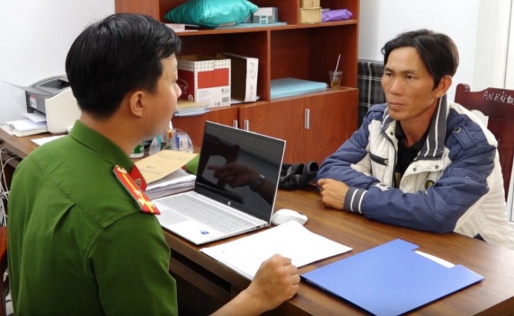 Đối tượng Phạm Văn Mạnh tại cơ quan điều tra. Ảnh: CAKH.
