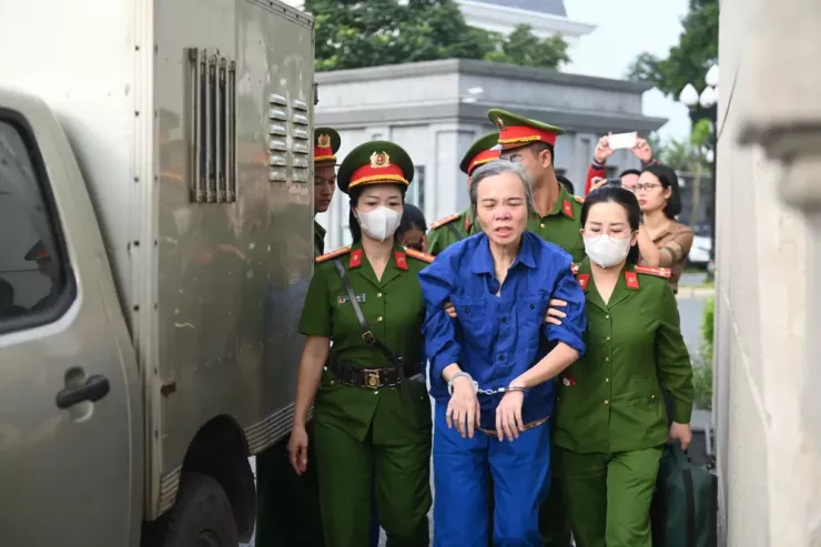 Một bị cáo lớn tuổi được dìu đi. Ảnh: Hoàng Huy