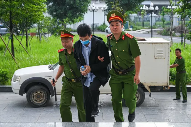 Một bị cáo được đưa đến Tòa án. Ảnh: Hoàng Huy