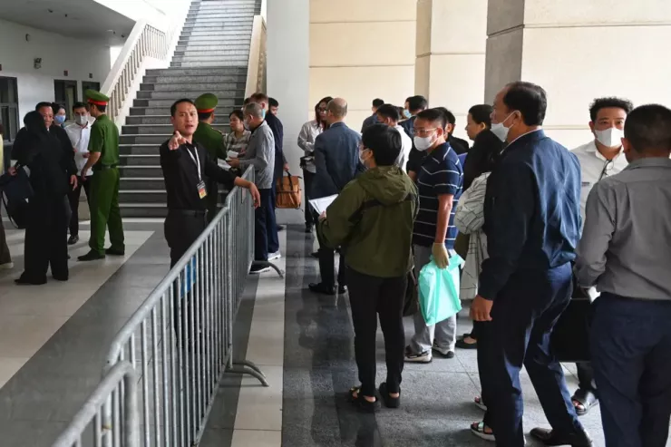 Nhiều người đang lên phòng xét xử trên tầng 3. Ảnh: Hoàng Huy