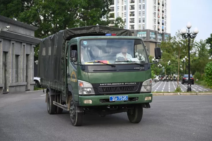 Xe của lực lượng chức năng đến TAND TP Hà Nội. Ảnh: Hoàng Huy