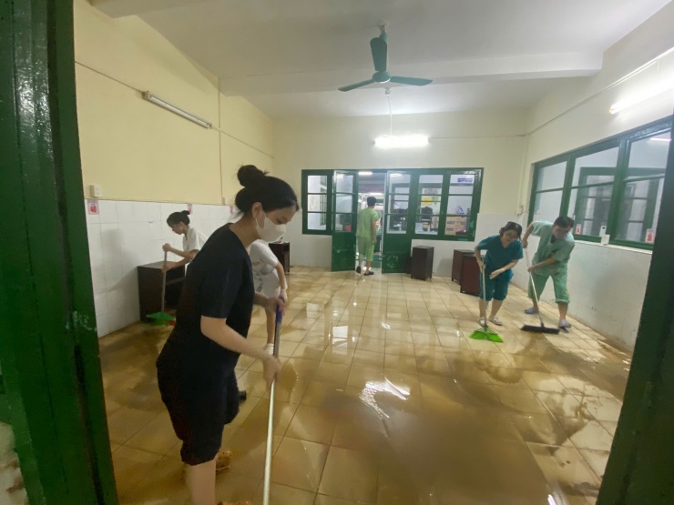 Các cán bộ, nhân viên y tế Bệnh viện Trung ương Huế dọn dẹp sạch sẽ khu vực nước lũ đã rút.