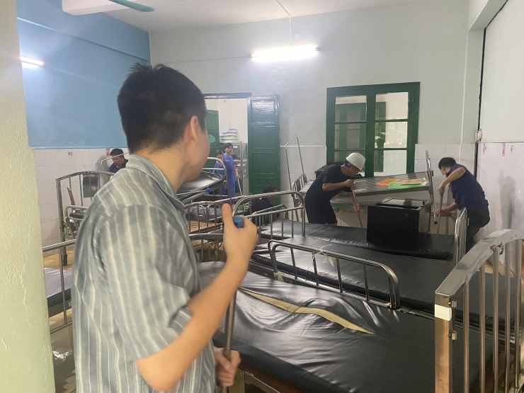 Lau chùi nền sàn, giường tủ.
